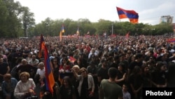 Armenia - Opposition supporters demonstrate in France Square, Yerevan, May 1, 2022.