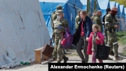 A mariupoli Azovstal acélgyár közelében lévő területet elhagyó civilek a Donyeck régióban található, orosz ellenőrzés alatt álló Bezimenne faluban felállított ideiglenes szálláson, 2022. május 1-jén.