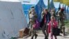 Civili care au fost evacuați din oțelăria Azovstal, Mariupol, sud-estul Ucrainei, sunt escortați de trupele rusești către zona unde se află și reprezentanți ONU. 1 Mai, 2022, REUTERS/Alexander Ermochenko