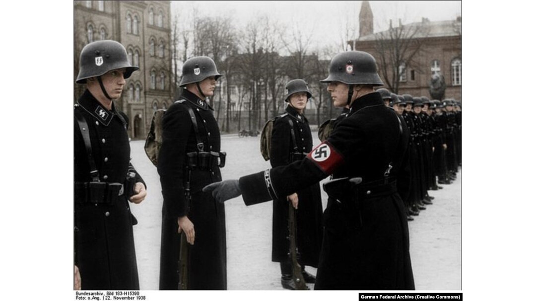 O imagine color din 1938 în care se vede banderola cu svastică purtată în mod obișnuit de naziști.