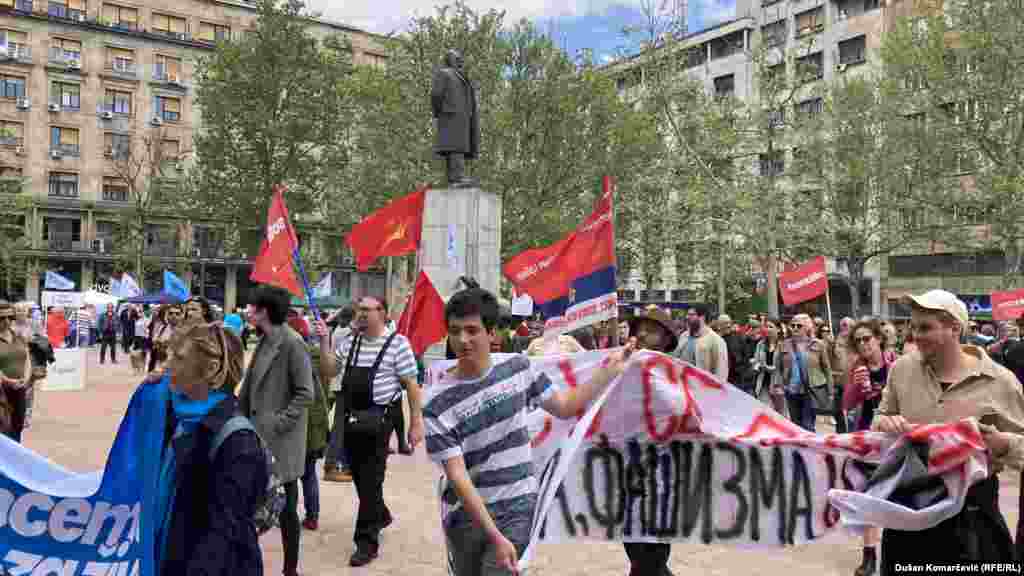 Učesnici Prvomajskog skupa u organizaciji Platforme &quot;Solidarnost&quot; i koalicije &quot;Moramo&quot; su nakon okupljanja na Trgu Nikole Pašića krenuli u protestnu šetnju prema Slaviji.