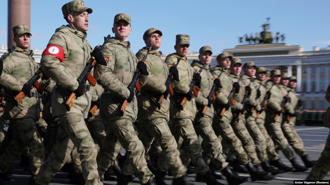 Militarii ruși au început deja repetițiile pentru parada de 9 mai. Sunte temeri, însă, că Rusia va obligaț prizonierii de război să defileze prin Piața Roșie din Moscova. 