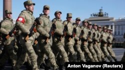 Militarii ruși au început deja repetițiile pentru parada de 9 mai. Sunte temeri, însă, că Rusia va obligaț prizonierii de război să defileze prin Piața Roșie din Moscova. 