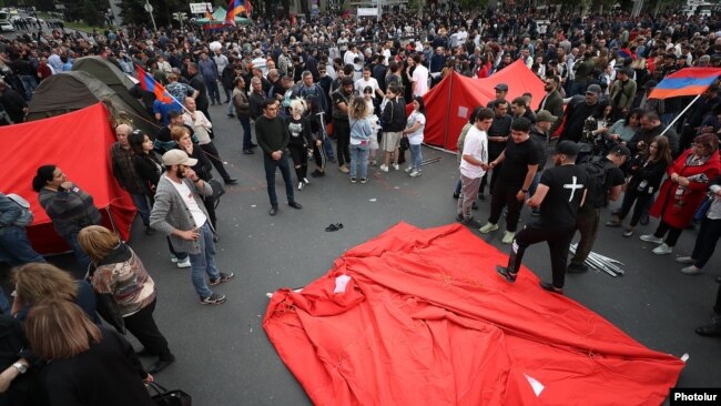 Armenia - Opposition supporters set up a tent camp in France Square, Yerevan, May 1, 2022.