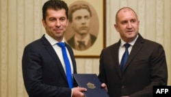 Премиерът в оставка Кирил Петков и президентът Румен Радев при връчването на мандата за съставяне на настоящото правителство през миналия декември.