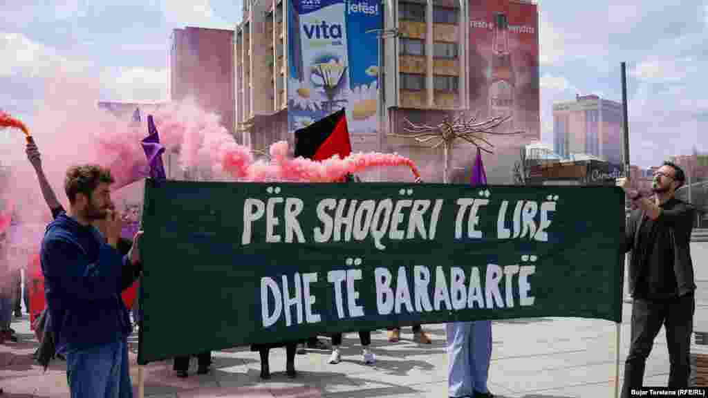 Protestë në Prishtinë për 1 Maj organizoi edhe&nbsp;Kolektivi për Mendim dhe Veprim Feminist, protestë ku u kërkua barazi në shoqëri.&nbsp;