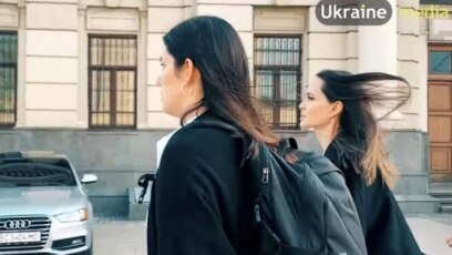 Холивудската актриса Анджелина Джоли посети гарата в украинския град Лвов