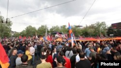 Участники оппозиционного митинга в Ереване. 1 мая 2022 г. 