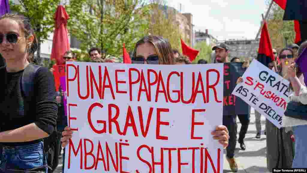 &quot;Puna e papaguar e grave e mban shtetin&quot;, shkruan në panon e protestët të organizuar nga&nbsp;Kolektivi për Mendim dhe Veprim Feminist.