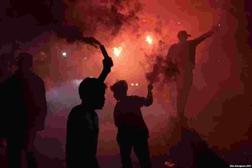 Indonesians light flares as they celebrate &nbsp;Eid al-Fitr in Jakarta on May 1.