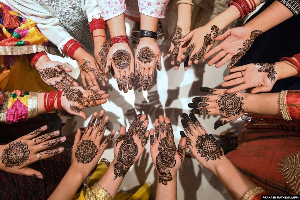Gratë kanë ngjyrosur duart me hena për Festën e Fitër Bajramit në Kathmandu të Nepalit.
