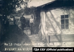 Volodimir Bokan (al treilea din stânga) își părăsește familia în iunie 1932. (Arhiva Serviciului de Securitate din Ucraina, fondul 6, cazul № 75489-fp, volumul 2)
