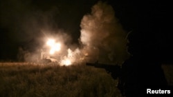 Військовослужбовці 152-ї бригади ЗСУ стріляють з реактивної системи залпового вогню БМ-21 «Град» по позиціях російських військових. Донеччина, 25 грудня 2025 року