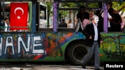 Un protestatar antiguvernamental în piaţa Taksim din Istanbul, 5 iunie 2013