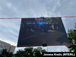 Jedna od fotografija na izložbi tokom protestne ulične blokade u Novom Sadu, 10. jul 2025.
