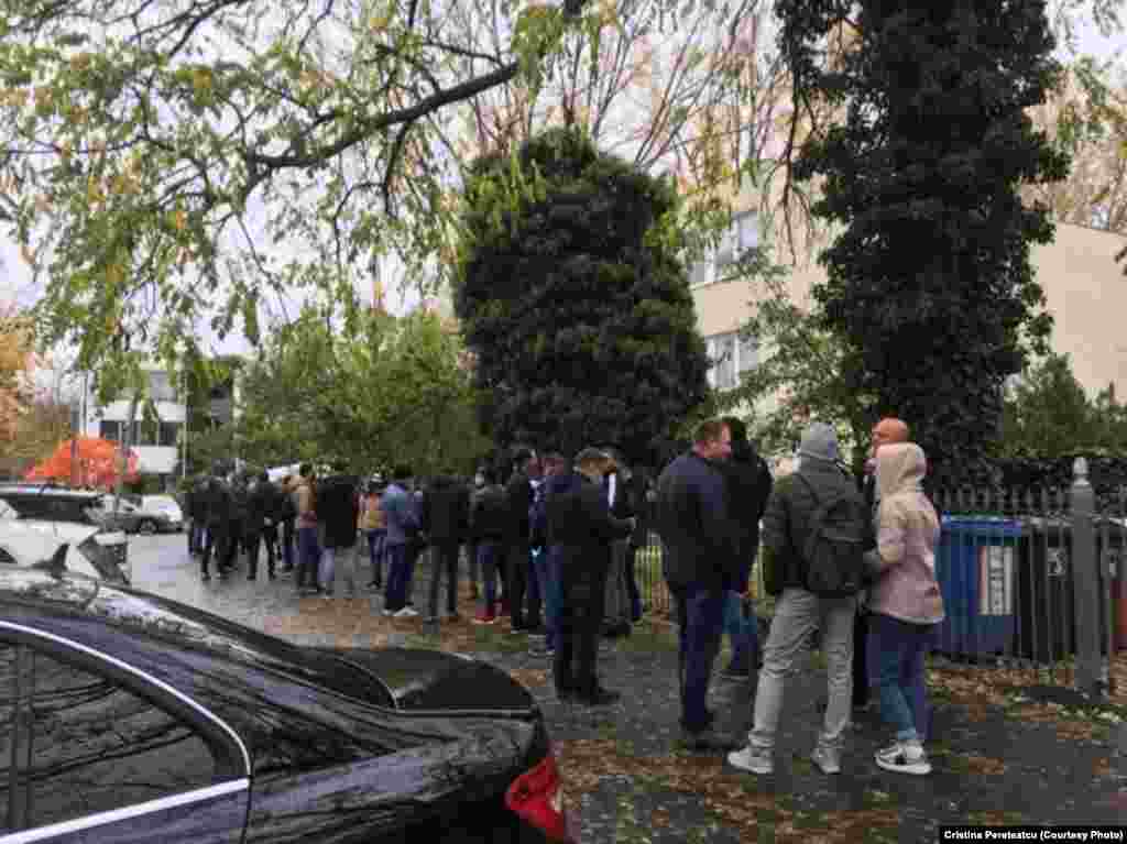 Голосування на виборчій дільниці у диппредставництві Молдови в Берліні. МЗС Молдови вже повідомляє про великі черги на інших закордонних дільницях