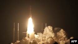Racheta Vulcan decolează de la Cape Canaveral, pe 8 ianuarie 2024, transportând modulul dselenar Peregrine.(foto: Gregg Newton/AFP)