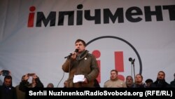 Міхеїл Саакашвілі виступає на мітингу на Європейській площі 3 грудня 2017 року