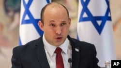 Kryeministri izraelit, Naftali Bennett, kryeson takimin javor të kabinetit në Jeruzalem të hënën, 19 korrik 2021. 