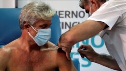 Argentinski doktor Emilio Macia prima vakcinu Sputnik V