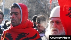 Косовары празднуют День независимости в Приштине. 17 февраля 2008. Фото Рифо Добра