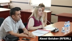 Reprezentanta Partidului Comuniștilor (PCRM), Diana Caraman, în fața membrilor CEC, solicitând includerea formațiunii în „Blocul Patriotic al socialiștilor, inima și viitorul Moldovei”. 
