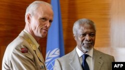 БМТ ва Араб давлатлари лигаси элчиси Кофи Аннан (ў) БМТ кузатувчилар миссияси раҳбари генерал Роберт Муд (ч) билан.