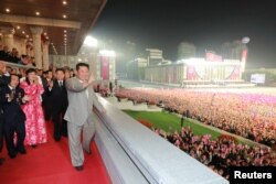 Kim Dzsongun észak-koreai vezető a Koreai Népi Demokratikus Köztársaság alapításának 73. évfordulóján a Phenjanban található Kim Ir Szen téren. A képet 2021. szeptember 9-én adták ki