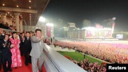 Liderul comunist Kim Jong Un la una din ceremoniile omagiale care au marcat aniversarea a 73 de ani a Republicii Populare Nord-Coreene, 9 septembrie 2021. În pofida festivismului, organizațiile umanitare avertizează că populația înfruntă de mult timp foametea.