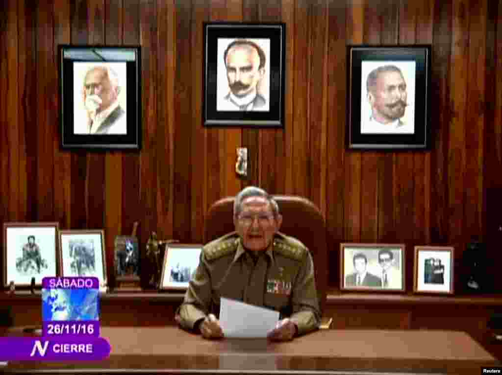 Presidenti aktual i Kubës, Raul Castro, njofton për vdekjen e vëllait të tij, Fidel, në televizionin shtetëror, më 26 nëntor.