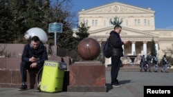 Оператори зв’язку з 4 травня почали попереджати абонентів у Москві й Петербурзі про те, що з 5 до 9 травня можуть обмежувати мобільний зв’язок