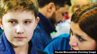 мальчики тискают малолеток 