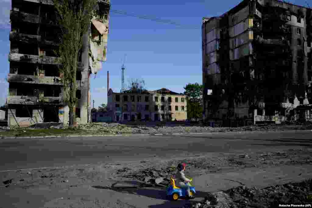 A romok között játszik egy kisfiú Borogyankában május 24-én