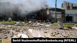 Dezastrul din urma unui atac cu rachete al Rusiei asupra zonei industriale din orașul Bakhmut, 27 mai 2022.