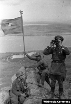Красноармейцы устанавливают красный флаг на сопке Заозерная. Фото Виктора Тёмина. 1938