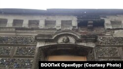 Бинаның алгы ягы фәрештәләр сыннары һәм шәрыкча нәкышләнгән керәч савытлар кыйпылчыклары белән бизәлгән булган