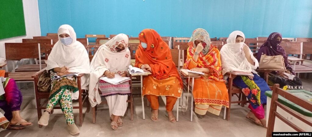 Zyrtaret gra duke pritur që votuesit të paraqiten për të hedhur votat e tyre në zgjedhjet lokale në Pishin, Provinca Baluçistan, Pakistan.