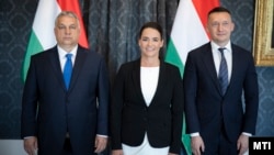 Novák Katalin köztársasági elnök Orbán Viktor és Rogán Antal társaságában Sándor-palotában 2022. május 24-én.