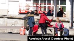 Un grup de copii refugiați romi, pe peronul Gării de Nord din București. Această minoritate s-a confruntat cu discriminare și în alte țări, potrivit rapoartelor.