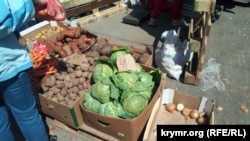 Продавцы на рынке в Ялте утверждают, что овощи привезли из Херсона. Крым, 28 мая 2022 года