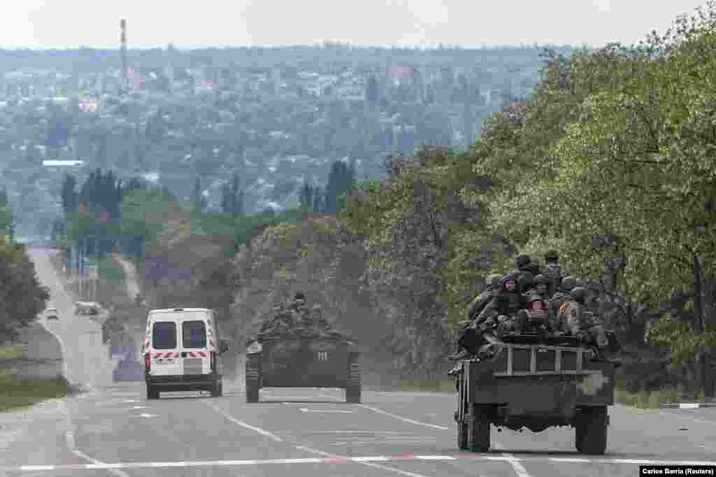 Українські військовова техніка з бійцями ЗСУ на дорозі в Луганській області &nbsp;