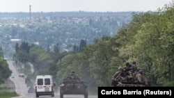 Az ukrán csapatok az egyre hevesebb támadások ellenére még tartják az „élet útját”