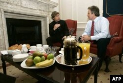  Джейми Оливър по време на среща с някогашния английски министър председател Тони Блеър, на която политикът дава обещание повече пари за храната на учениците, 30 март 2005 година 