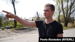 29-річний житель села Термахівка Богдан Гаркаша показує на місце, куди його разом із 4 друзями привезли російські військові після затримання