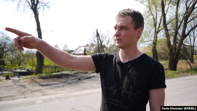 29-річний житель села Термахівка Богдан Гаркаша показує на місце, куди його разом із 4 друзями привезли російські військові після затримання