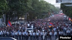 Armenia - Opposition supporters march through the center of Yerevan, May 28, 2022.