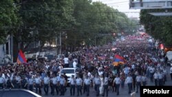 Шествие сторонников оппозиции в центре Еревана. 28 мая 2022 г.