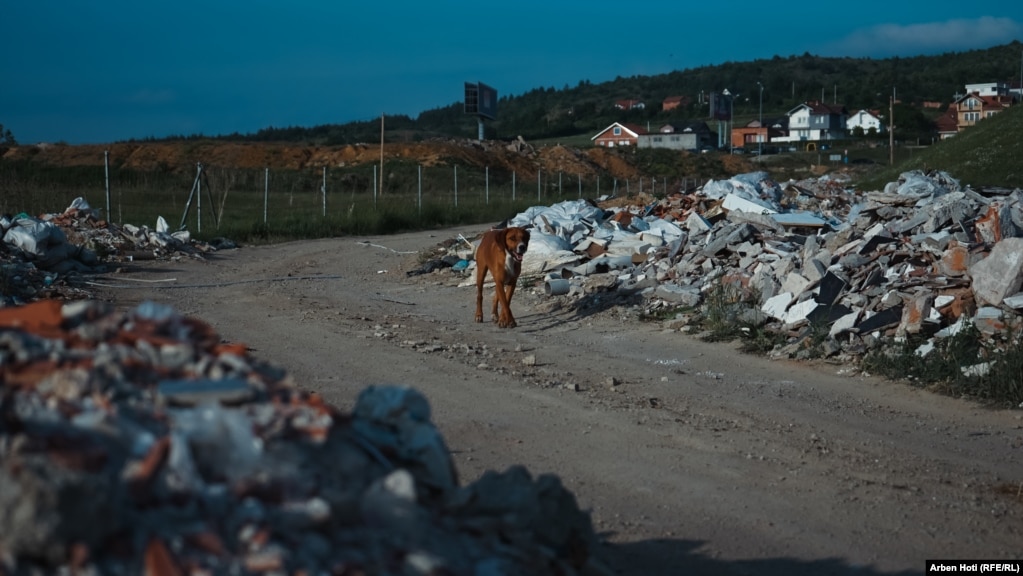 Sipas ligjeve në fuqi, kushdo që kapet duke hedhur mbeturina në ambinet, gjobitet nga autoritetet kompetente.