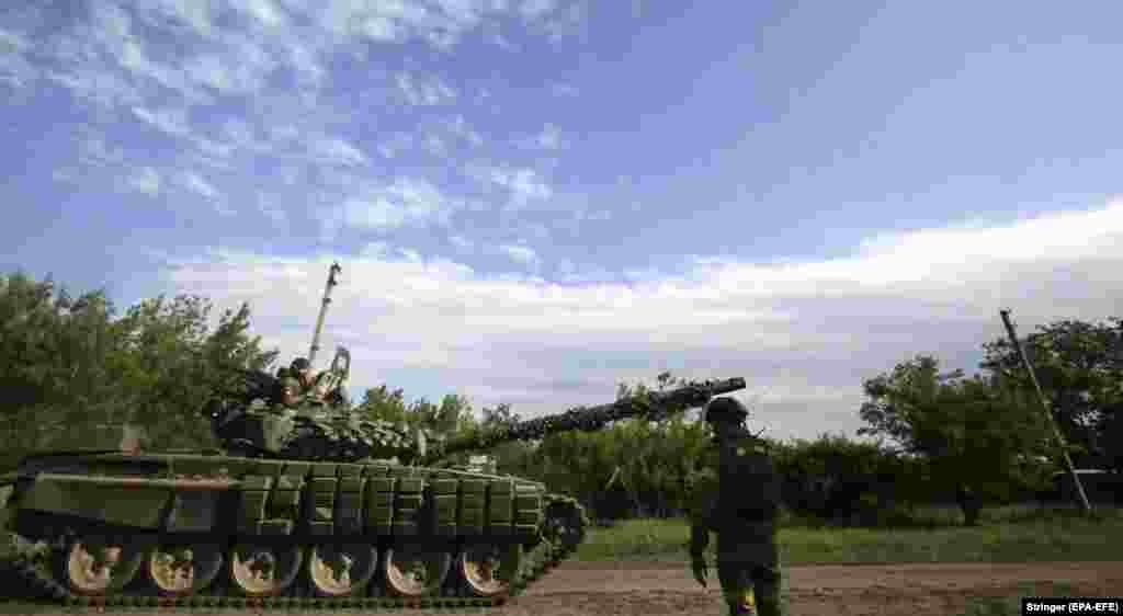 Украинские военнослужащие занимают позиции вблизи города Бахмута. Если будет захвачена дорога на Лисичанск и Северодонецк, украинским войскам останется только один путь поставки через город Северск.