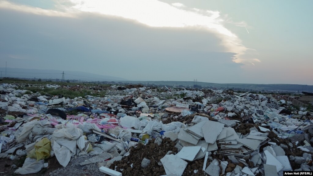 Para dy-tre vjetësh, kjo hapësirë ishte pastruar nga mbeturinat, por deponia është krijuar sërish nga qytetarët.  